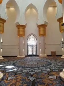 Mengunjungi Masjid Sheikh Zayed Solo: Menyaksikan Sentuhan Kemewahan Timur Tengah