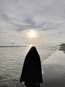 Tidak Harus Jauh untuk Merasa Bahagia: Seni Menemukan Makna dari Perjalanan Sederhana